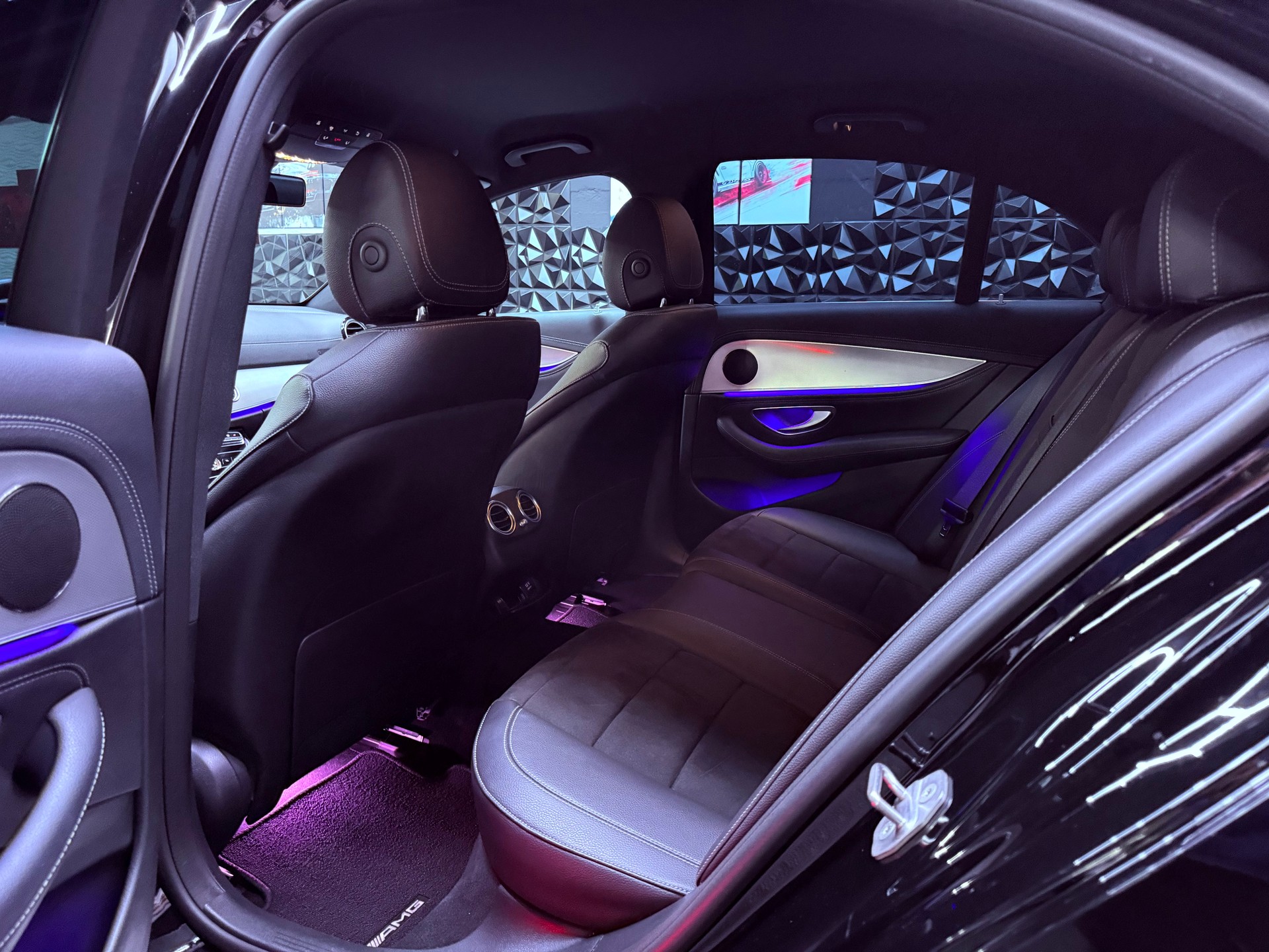 MERCEDES-BENZ E 220 d AMG Line 4Matic 9G-Tronic-image-15