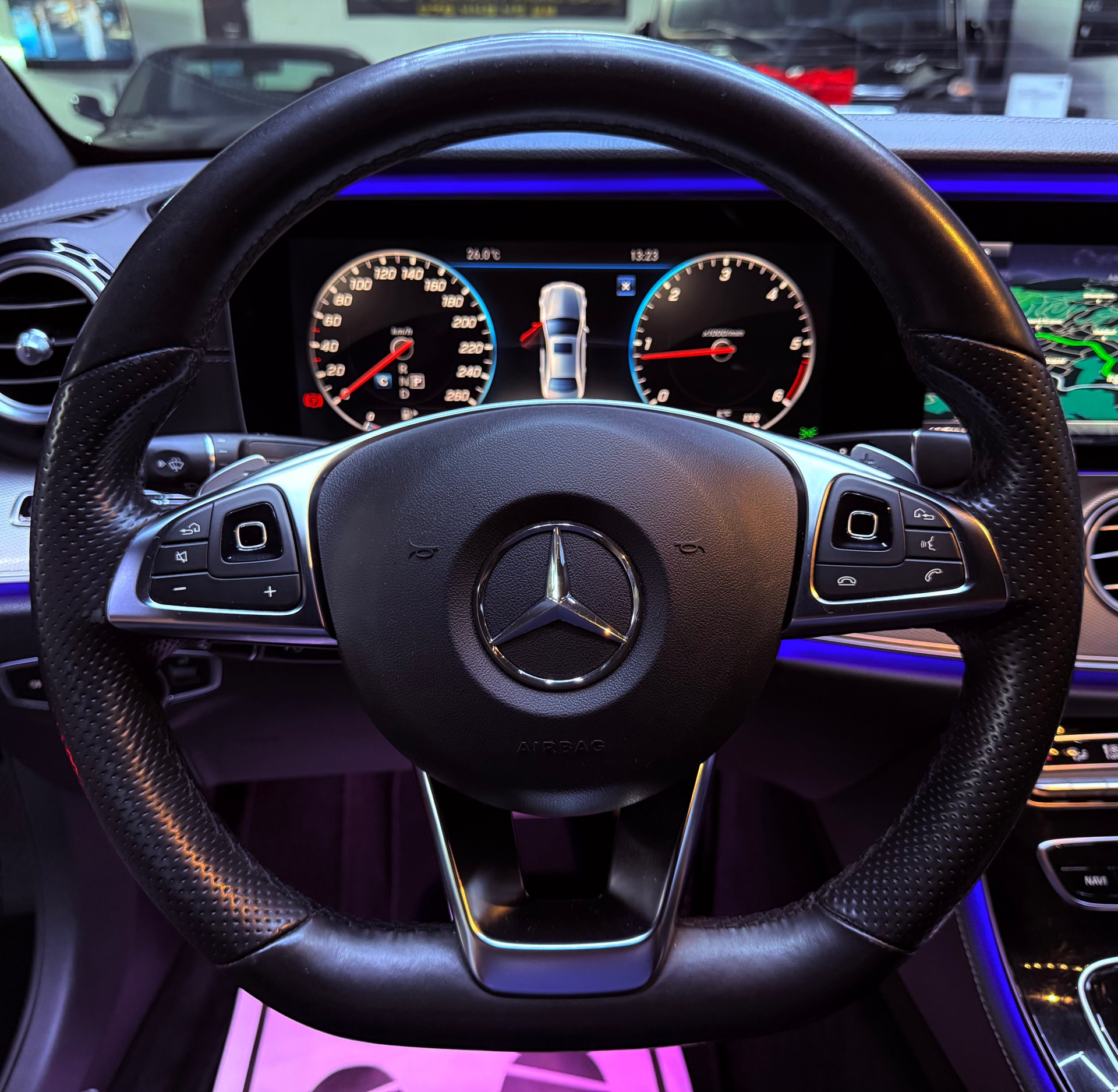 MERCEDES-BENZ E 220 d AMG Line 4Matic 9G-Tronic-image-29