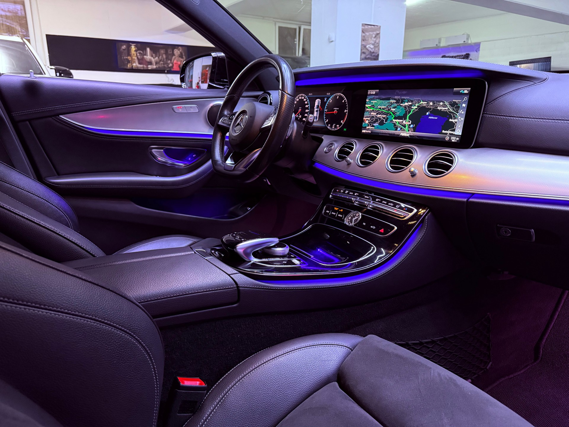 MERCEDES-BENZ E 220 d AMG Line 4Matic 9G-Tronic-image-16