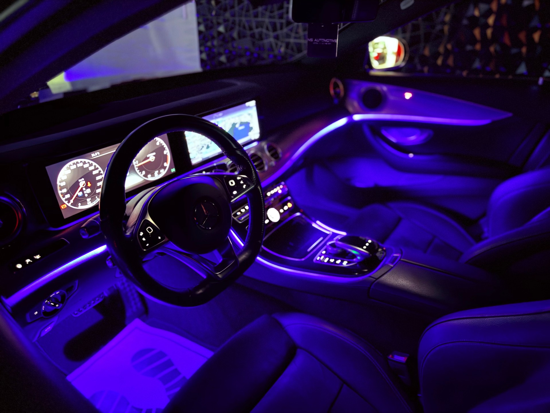 MERCEDES-BENZ E 220 d AMG Line 4Matic 9G-Tronic-image-22