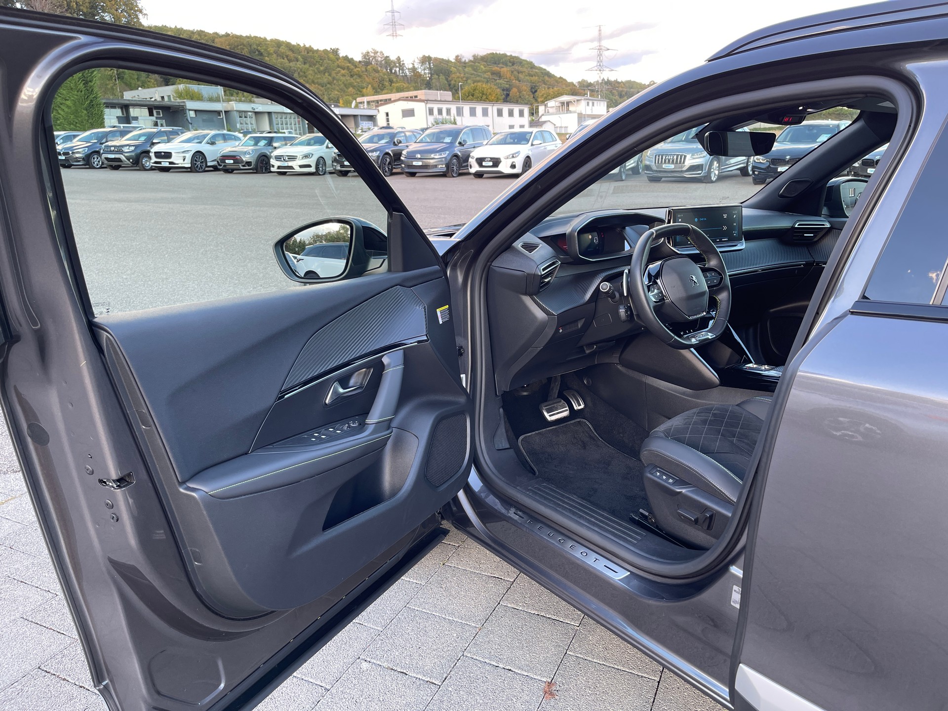 PEUGEOT 2008 1.5 BlueHDi GT EAT8-image-6