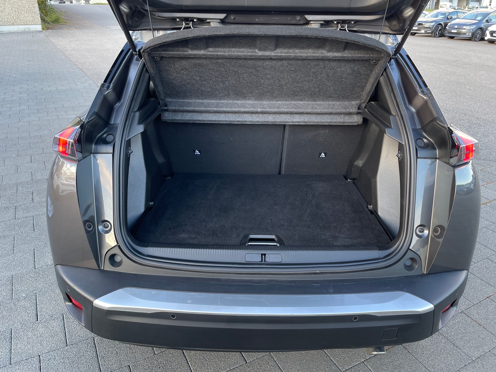 PEUGEOT 2008 1.5 BlueHDi GT EAT8-image-15