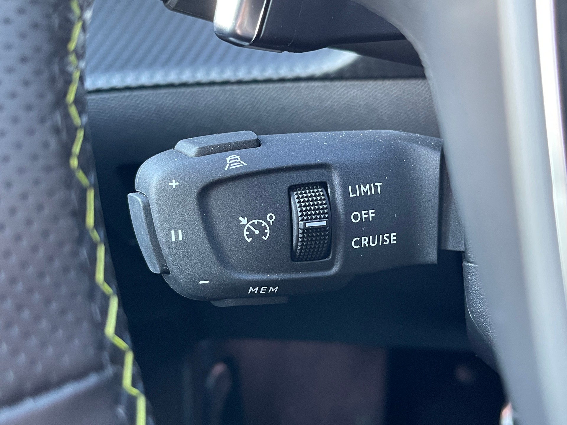 PEUGEOT 2008 1.5 BlueHDi GT EAT8-image-11