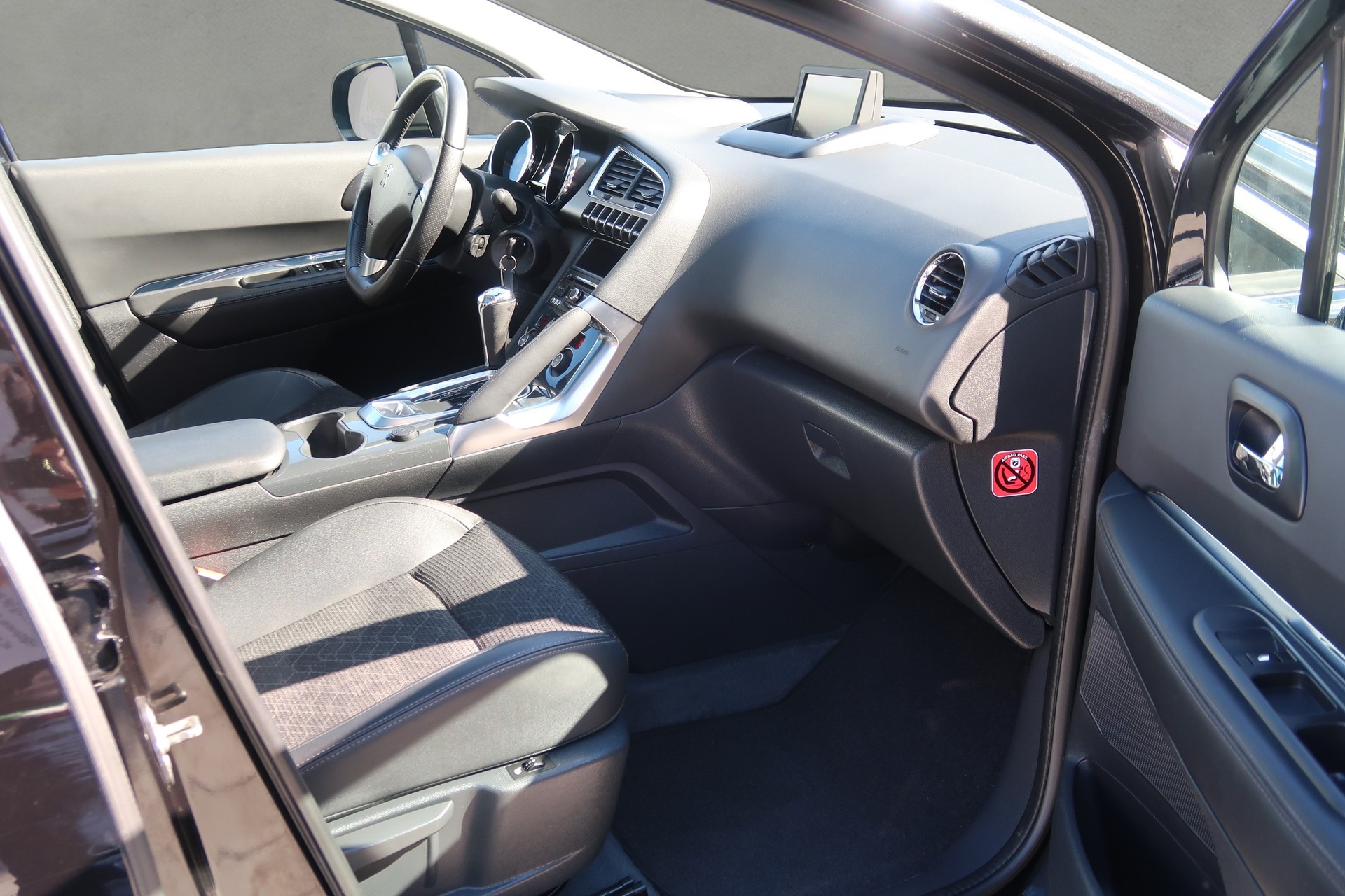 PEUGEOT 3008 1.6 1THP Allure Tiptronic-image-15