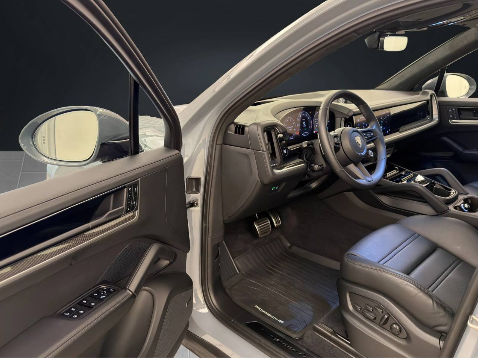 PORSCHE Cayenne Turbo E-Hybrid-image-3