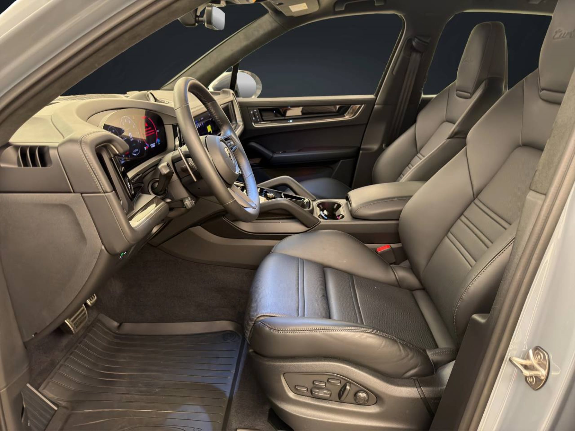 PORSCHE Cayenne Turbo E-Hybrid-image-4