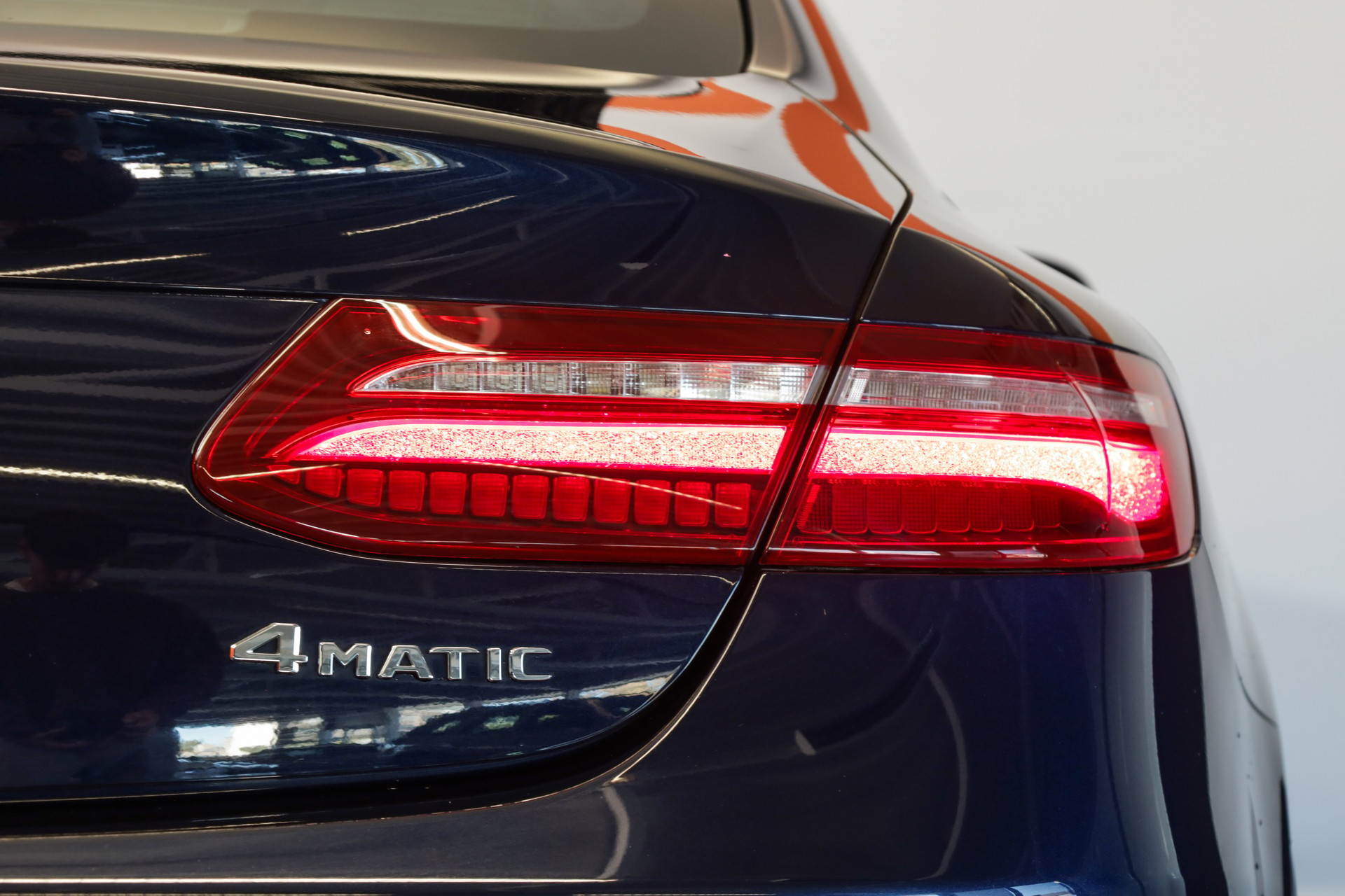MERCEDES-BENZ E 200 Coupé AMG Line 4 Matic • Bleu cavansite • Toit panoramique • Burmester-image-9
