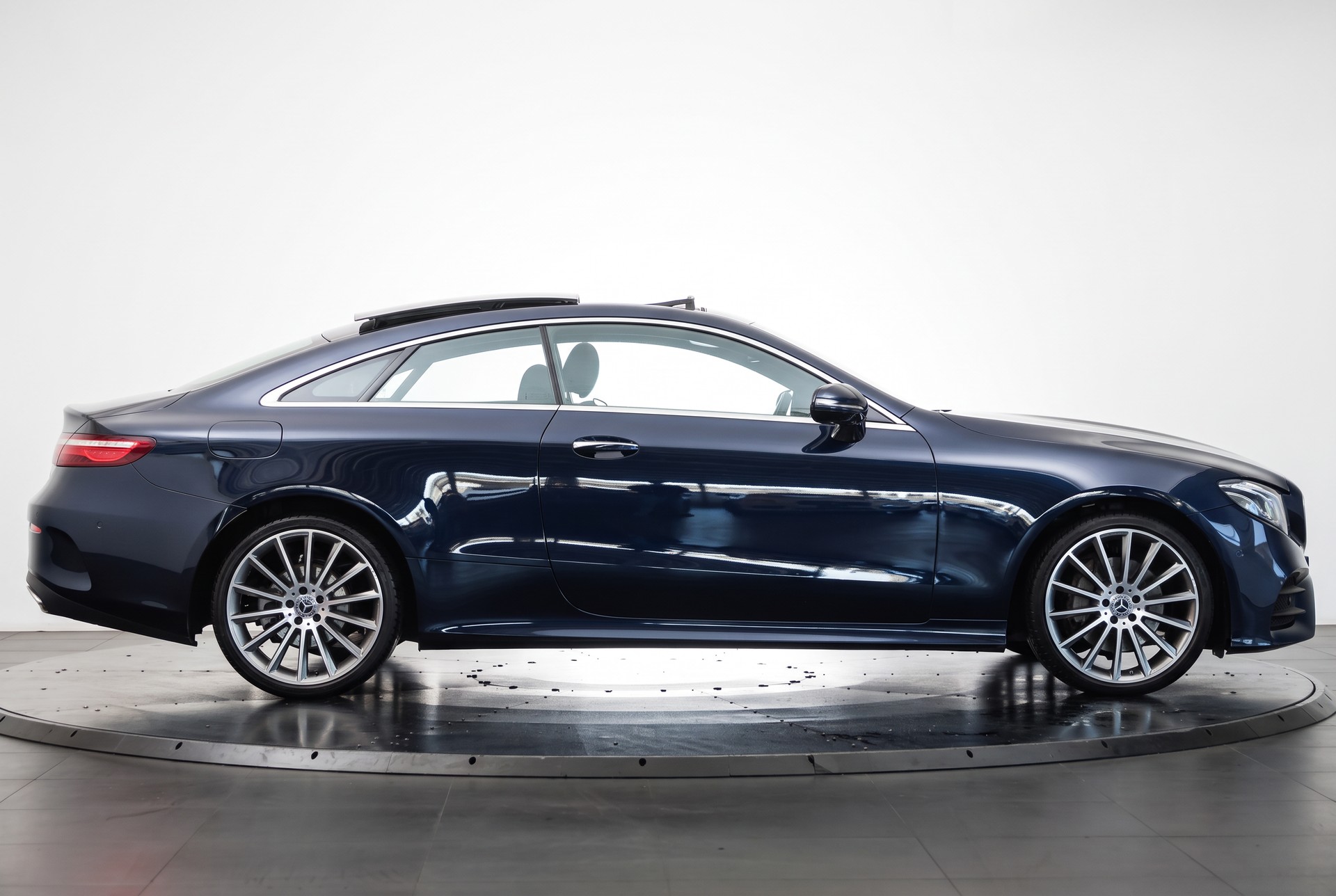 MERCEDES-BENZ E 200 Coupé AMG Line 4 Matic • Bleu cavansite • Toit panoramique • Burmester-image-5