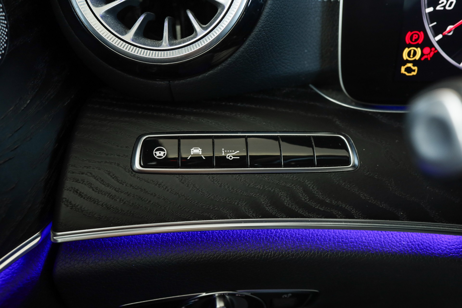 MERCEDES-BENZ E 200 Coupé AMG Line 4 Matic • Bleu cavansite • Toit panoramique • Burmester-image-24