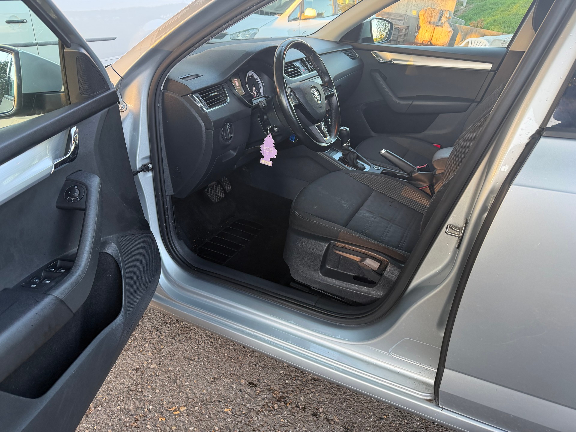 SKODA Octavia Combi 1.6 TDI Active DSG-image-7