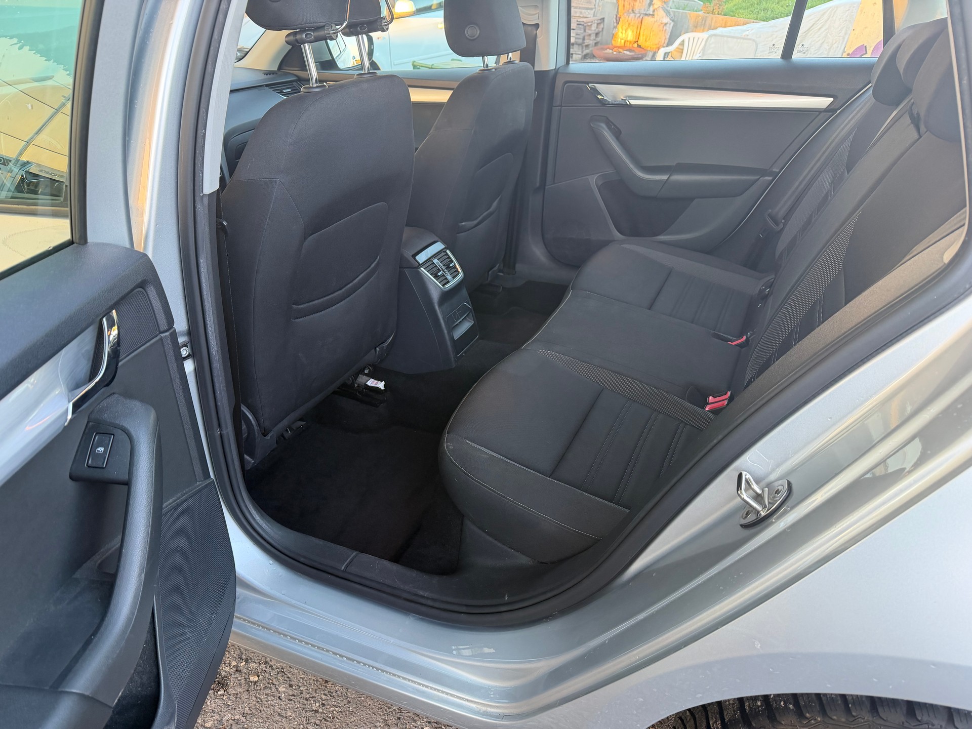 SKODA Octavia Combi 1.6 TDI Active DSG-image-13