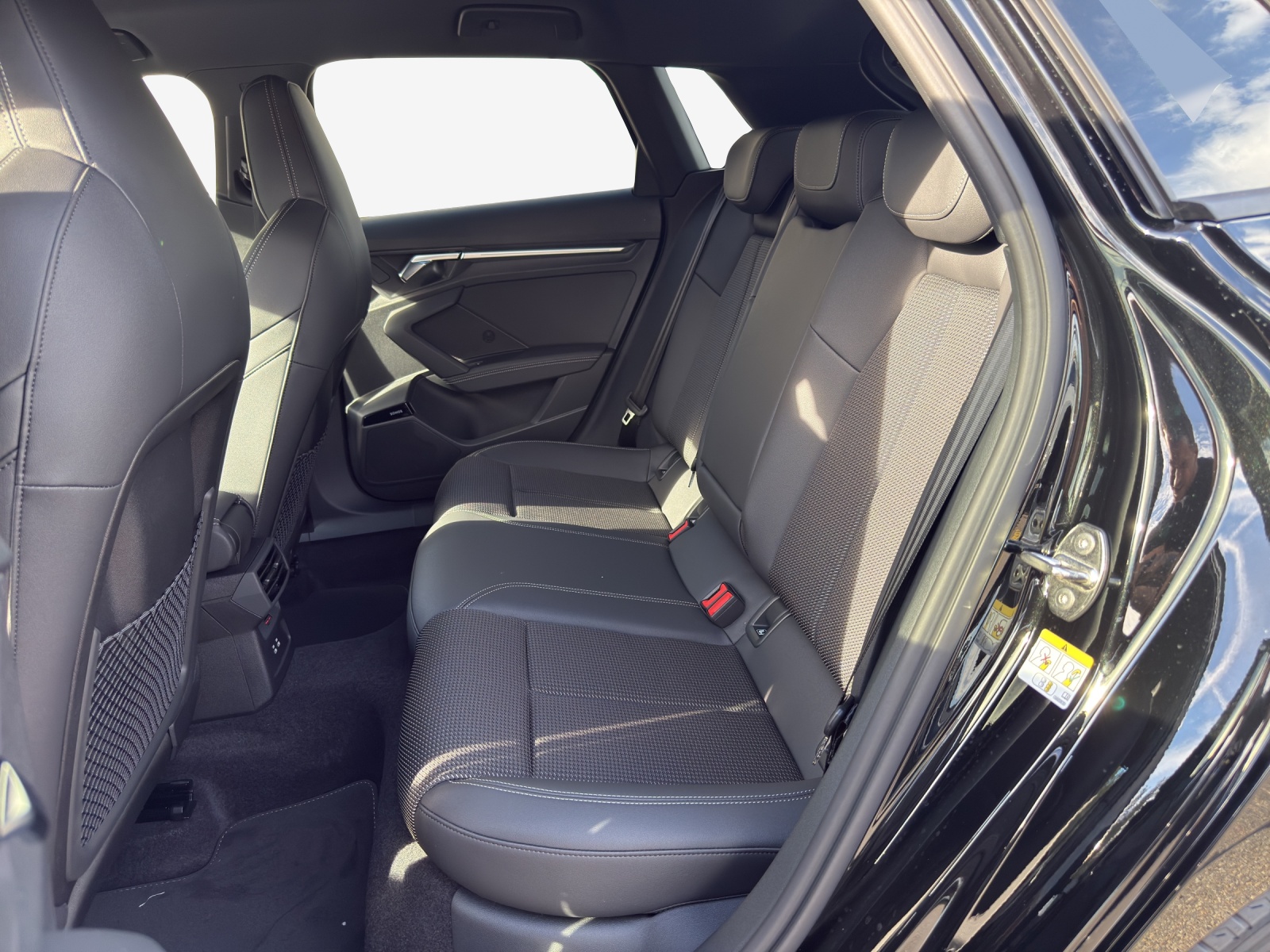 AUDI A3 Sportback TFSI 110 kW S line Attraction S tronic-image-11