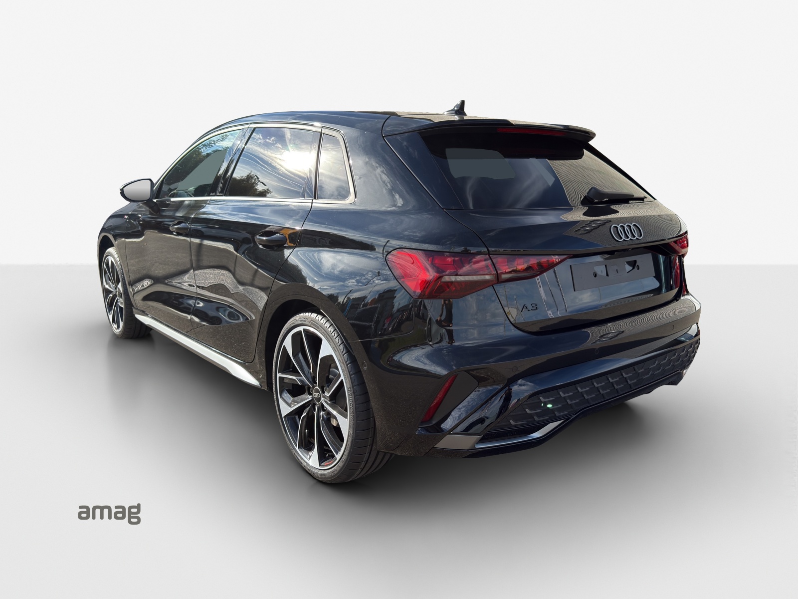 AUDI A3 Sportback TFSI 110 kW S line Attraction S tronic-image-2
