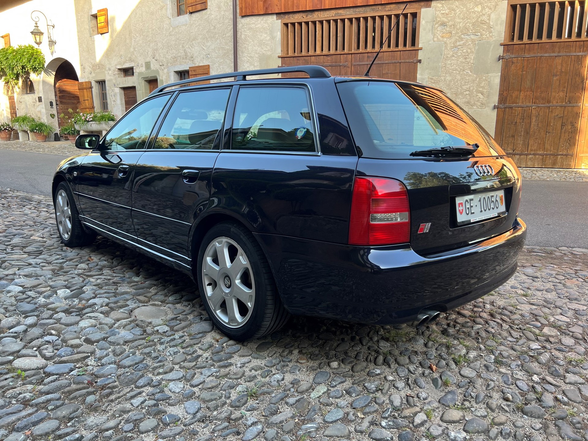 AUDI S4 Avant Quattro 2.7 V6 Bi-turbo B5-image-4