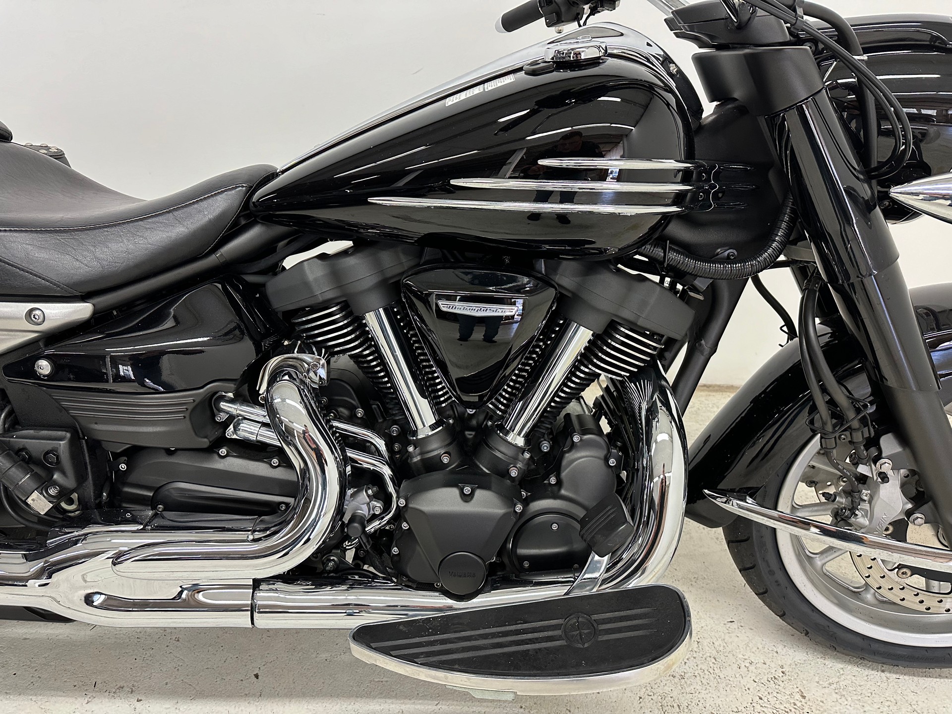 YAMAHA XV 1900 UBS Midnight Star-showroom-element-1