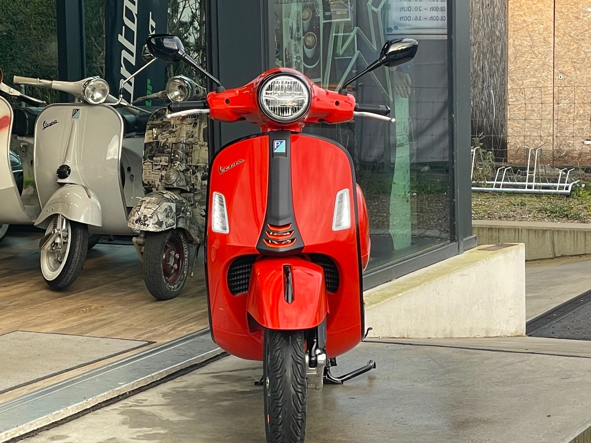 PIAGGIO Vespa GTS 300 Super Sport ABS-image-1