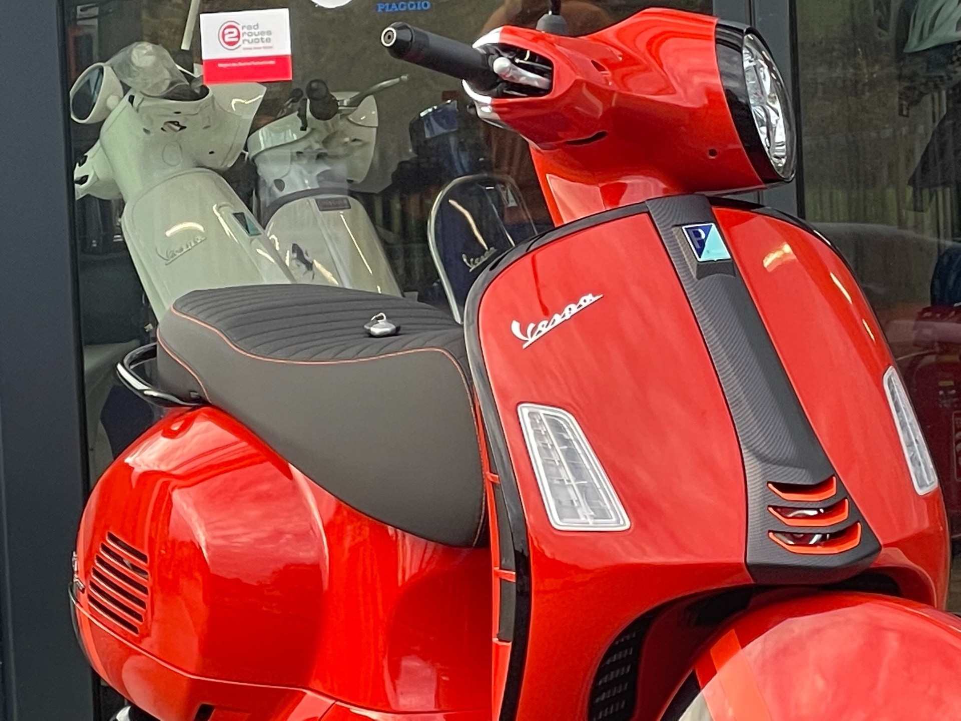 PIAGGIO Vespa GTS 300 Super Sport ABS-image-15