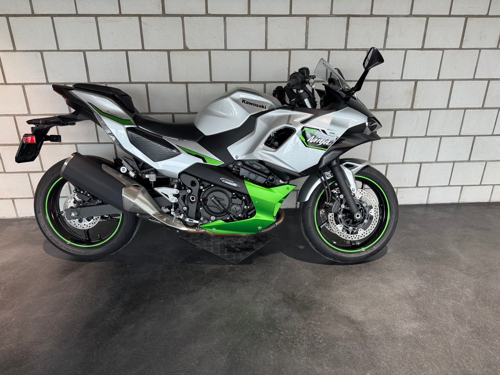 KAWASAKI NINJA 7 HYBRID-showroom-element-2