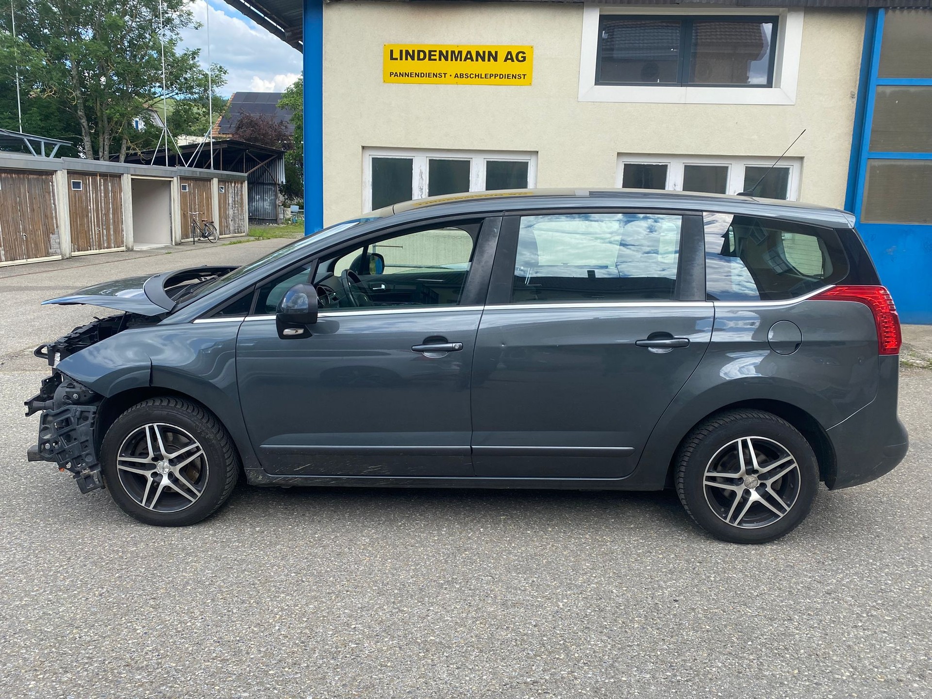 PEUGEOT 5008 2.0 HDI Sport-image-3