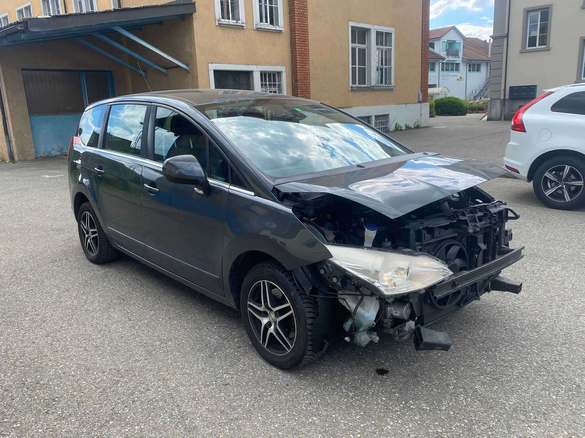 PEUGEOT 5008 2.0 HDI Sport-image-2