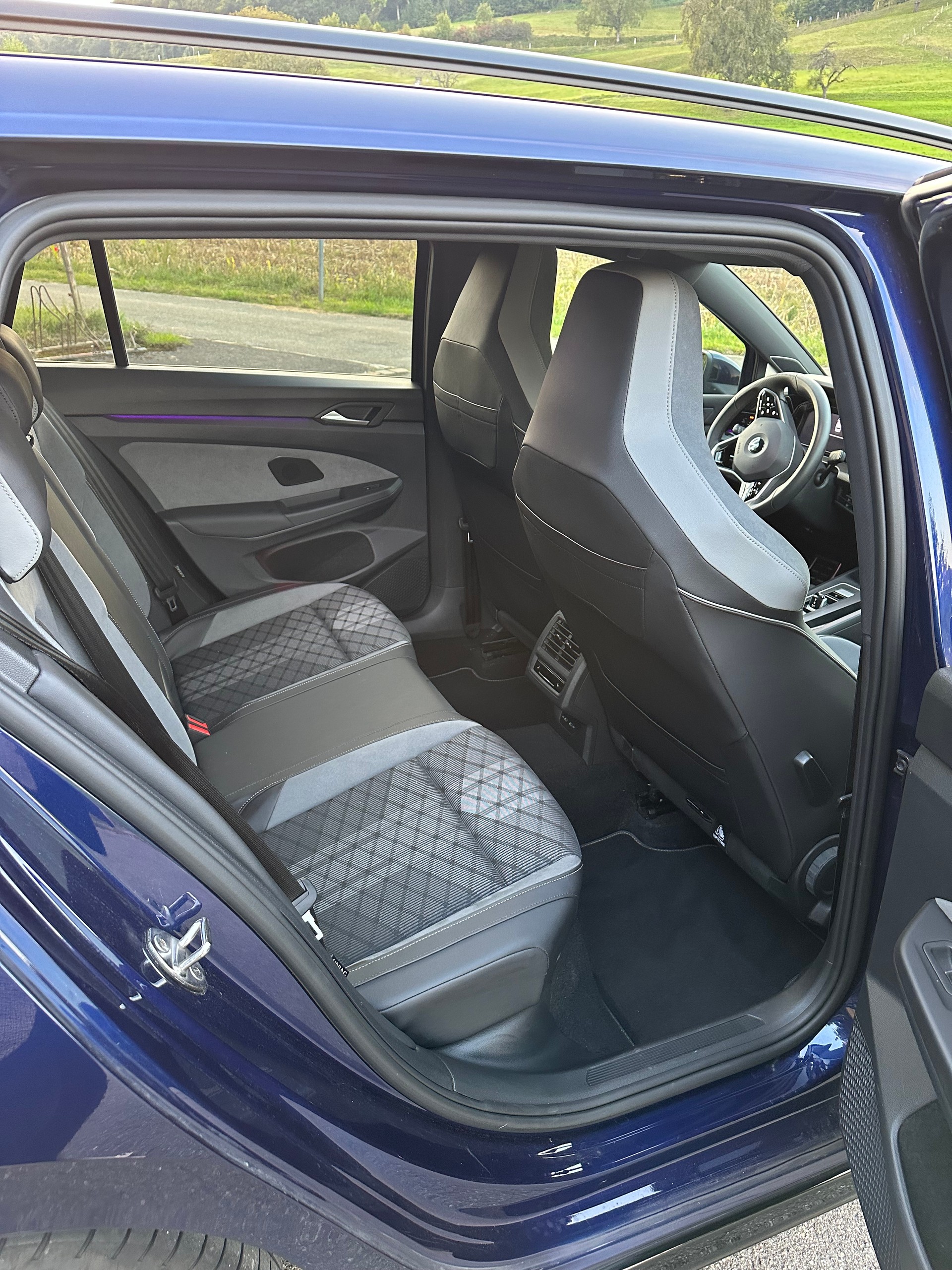 VW Golf Variant 2.0 TDI R-Line DSG 4Motion-image-4