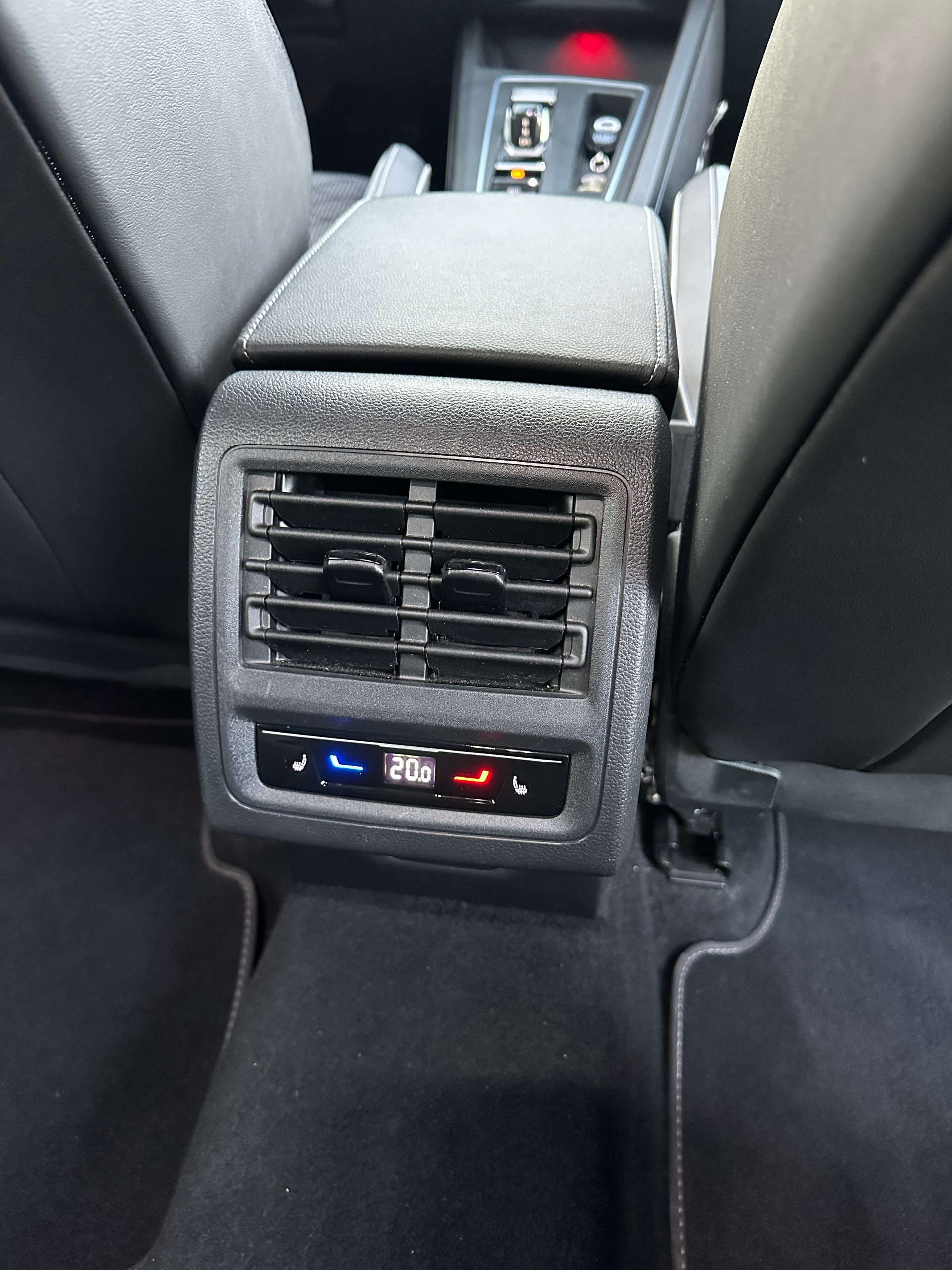 VW Golf Variant 2.0 TDI R-Line DSG 4Motion-image-5