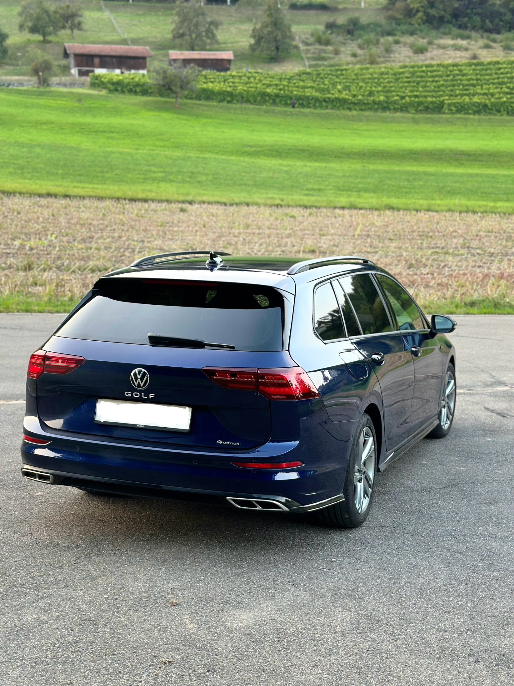 VW Golf Variant 2.0 TDI R-Line DSG 4Motion-image-2