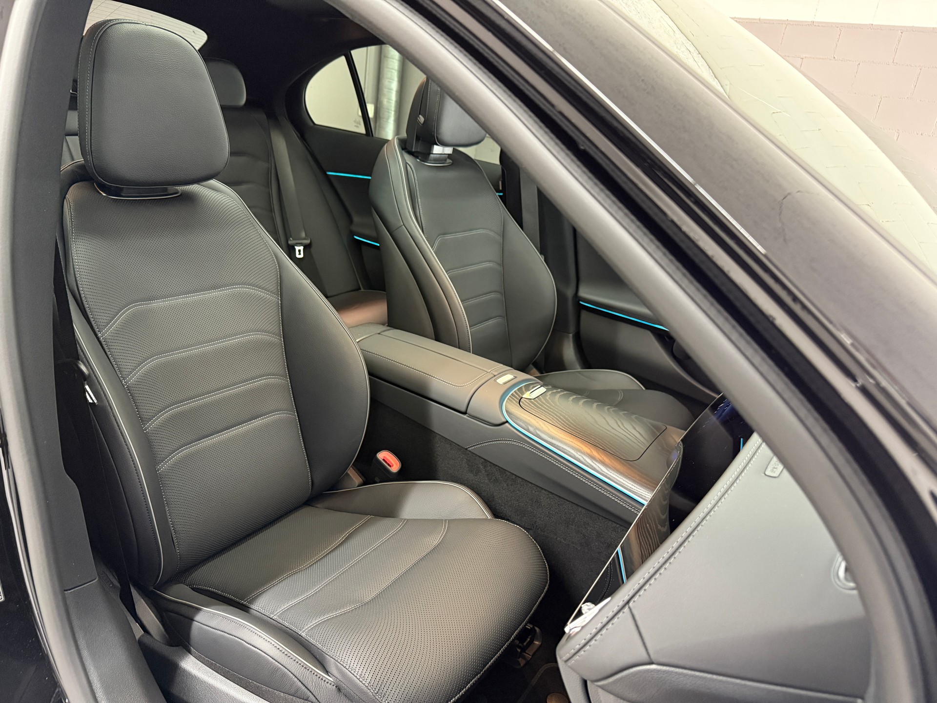 MERCEDES-BENZ E 220 d 4MATIC Limousine-image-9
