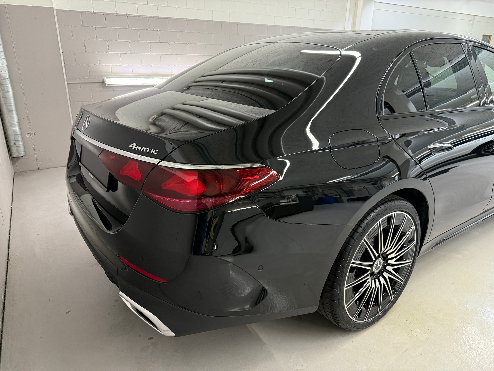 MERCEDES-BENZ E 220 d 4MATIC Limousine-image-5