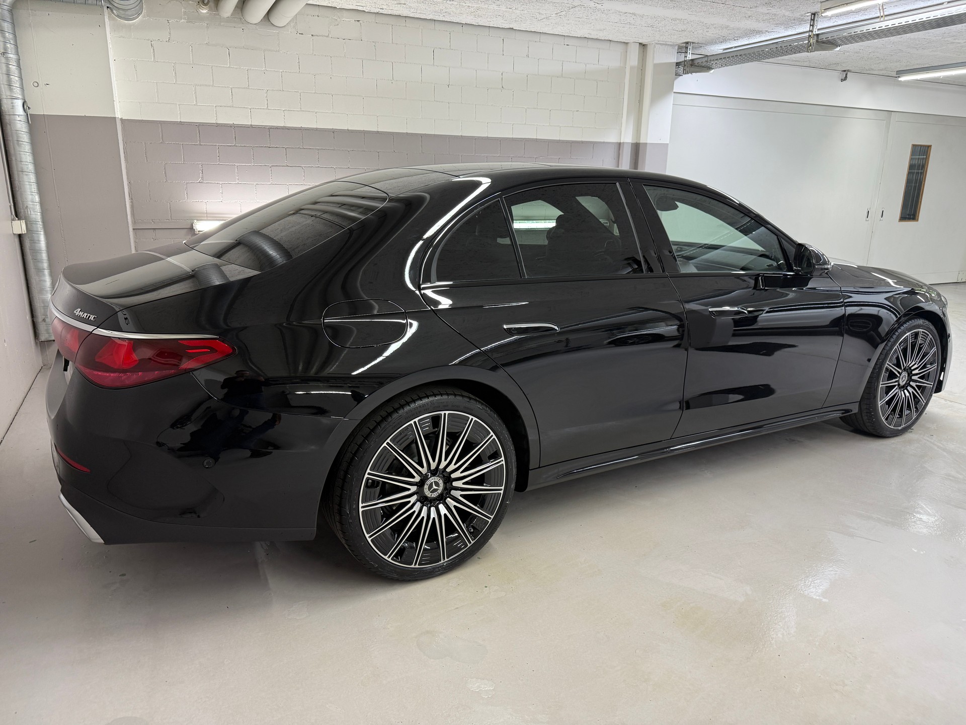 MERCEDES-BENZ E 220 d 4MATIC Limousine-image-3