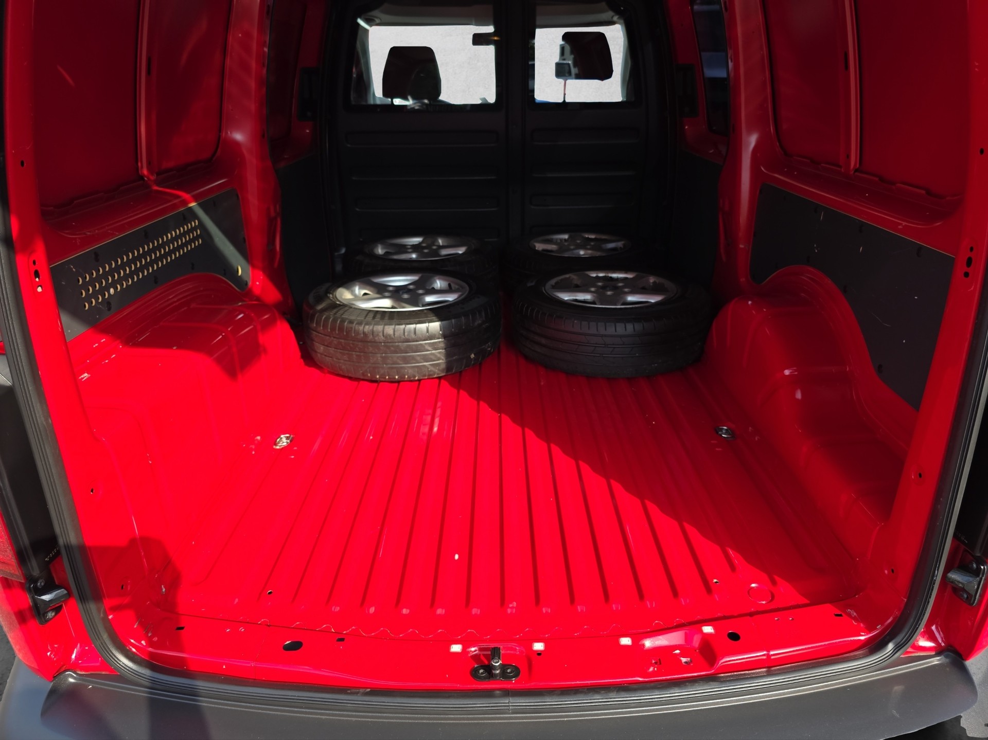 VW Caddy Maxi 2.0TDI BlueMotion Technology-image-14