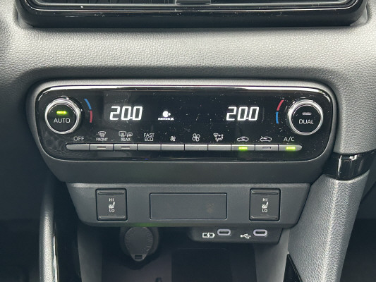 TOYOTA Yaris 1.5 Premium e-CVT-image-9