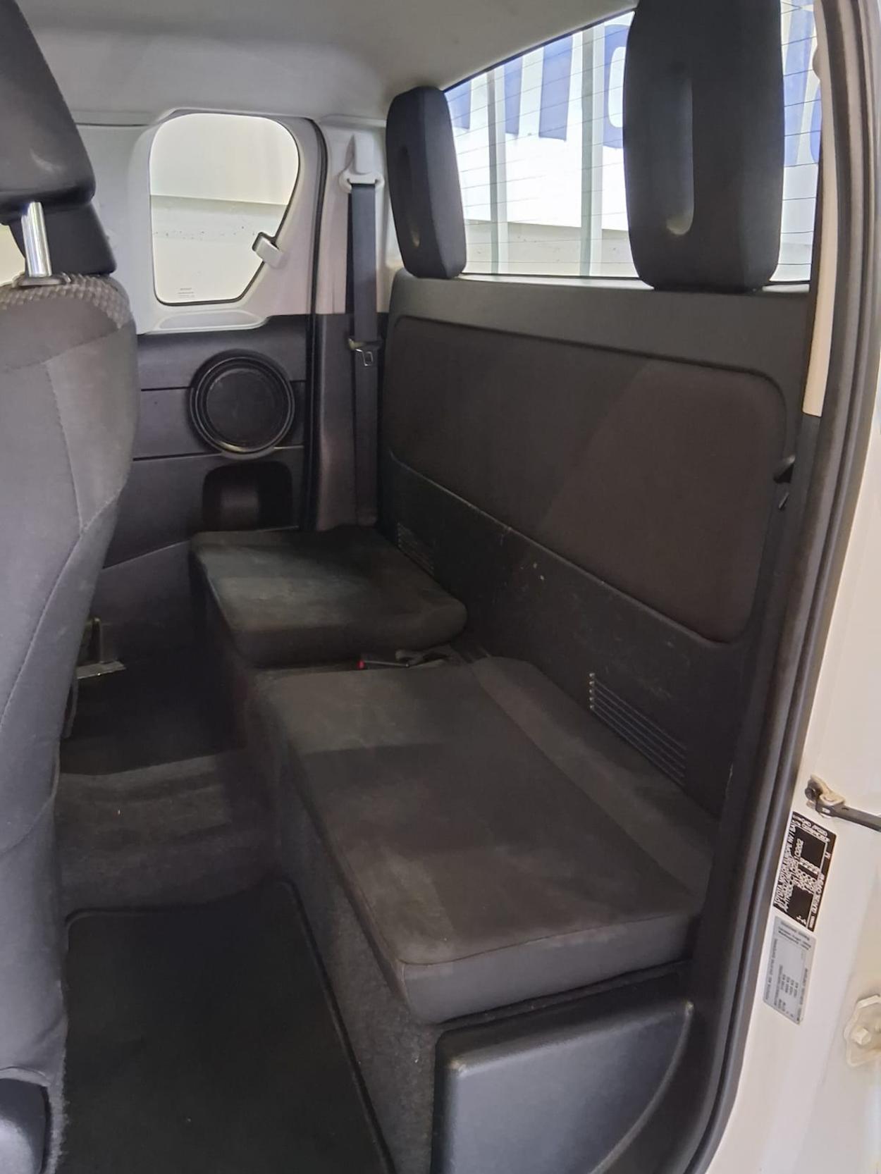 TOYOTA Hilux Extra Cab.-Chassis 2.4 D-4D 170 Luna-image-10