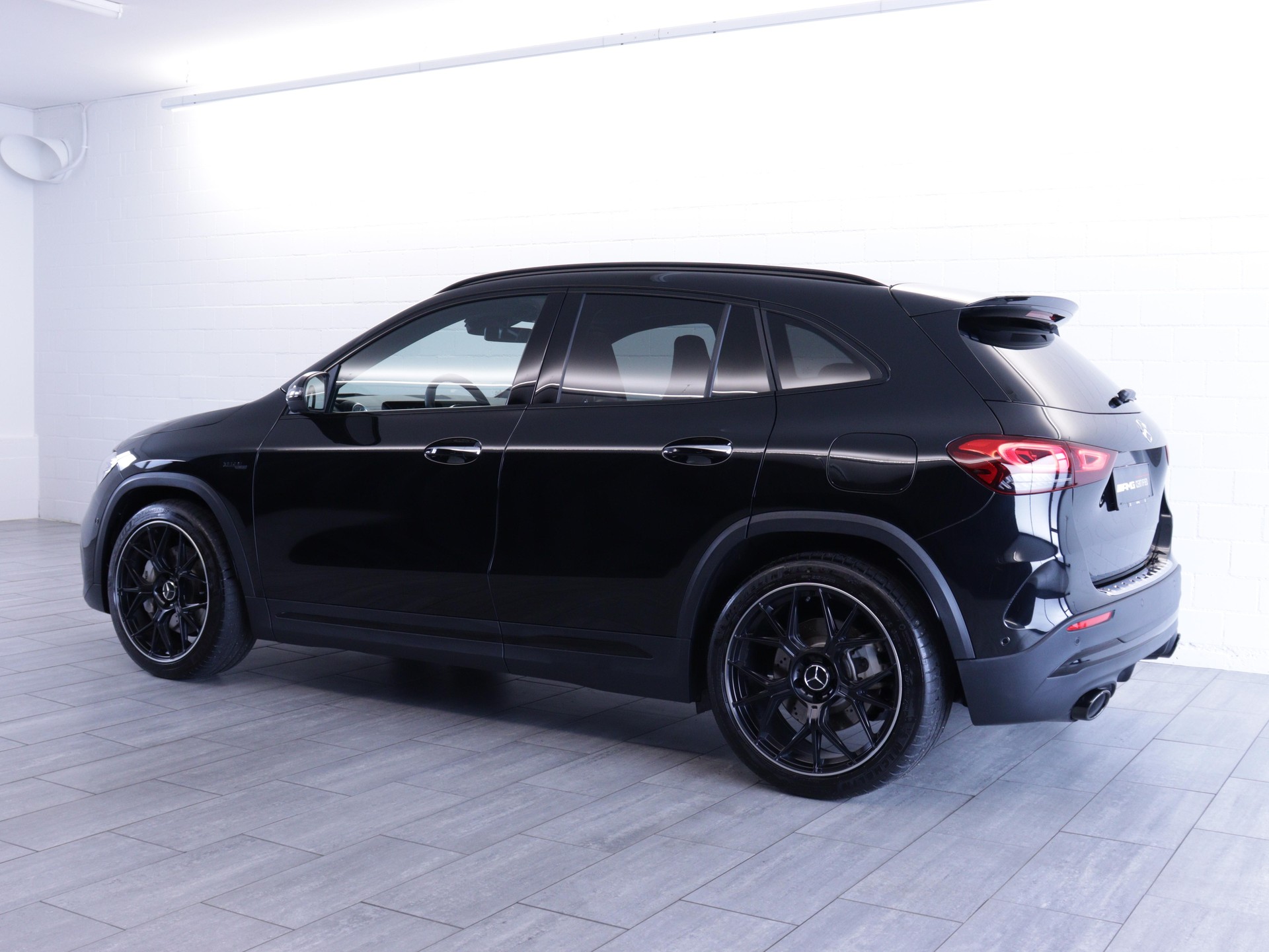 MERCEDES-BENZ GLA 35 AMG 4matic-showroom-element-2