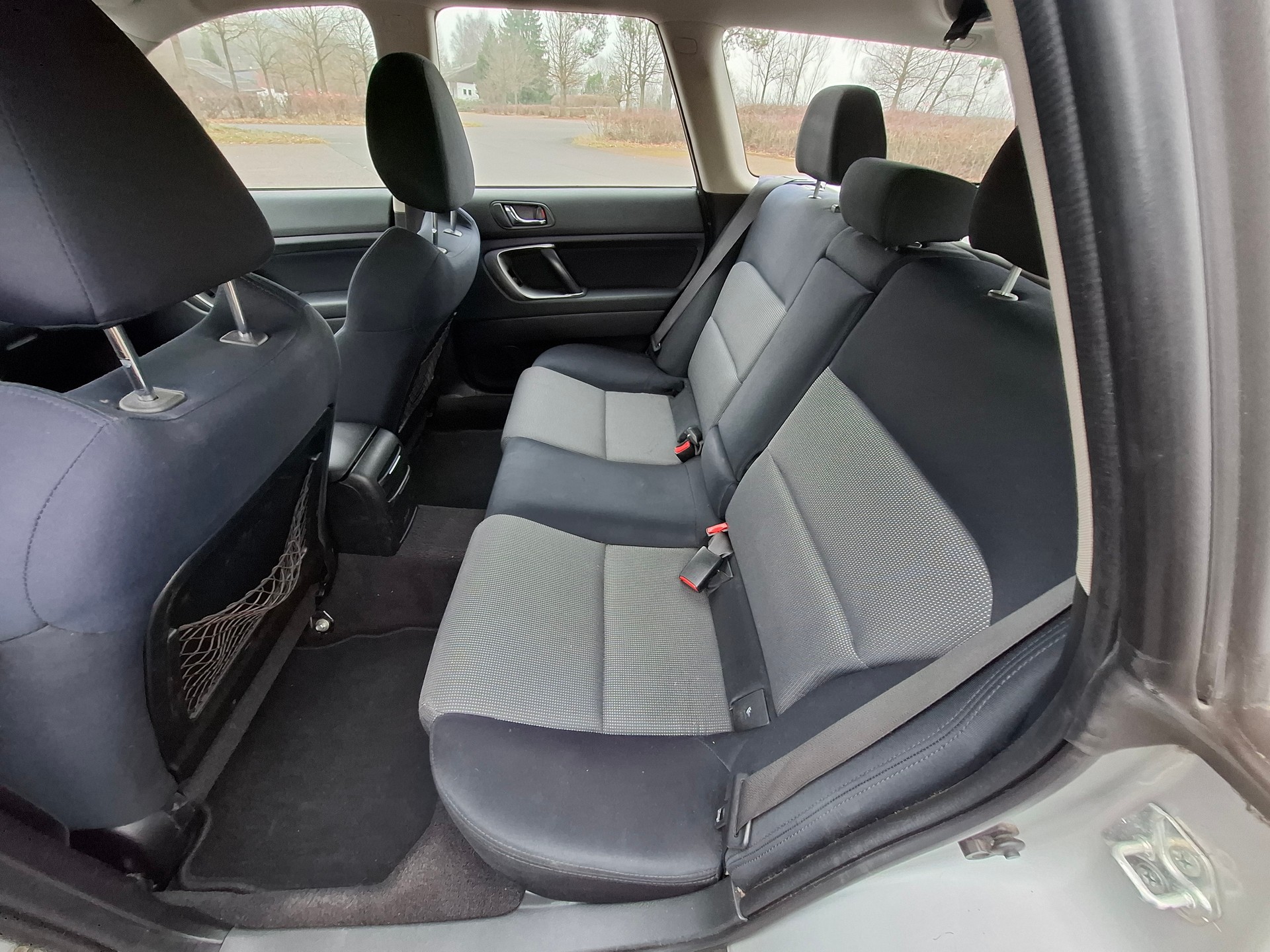 SUBARU Legacy 2.0R AWD Swiss-image-11