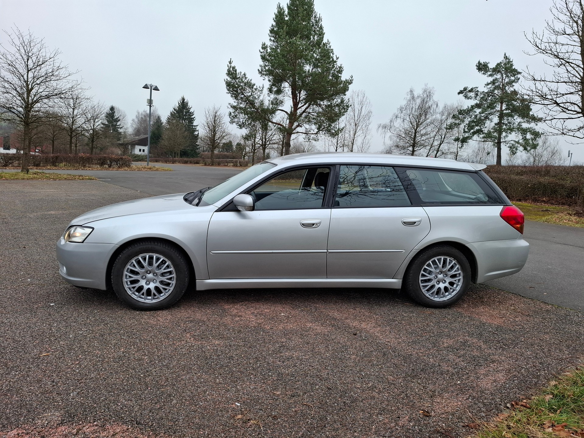 SUBARU Legacy 2.0R AWD Swiss-image-5