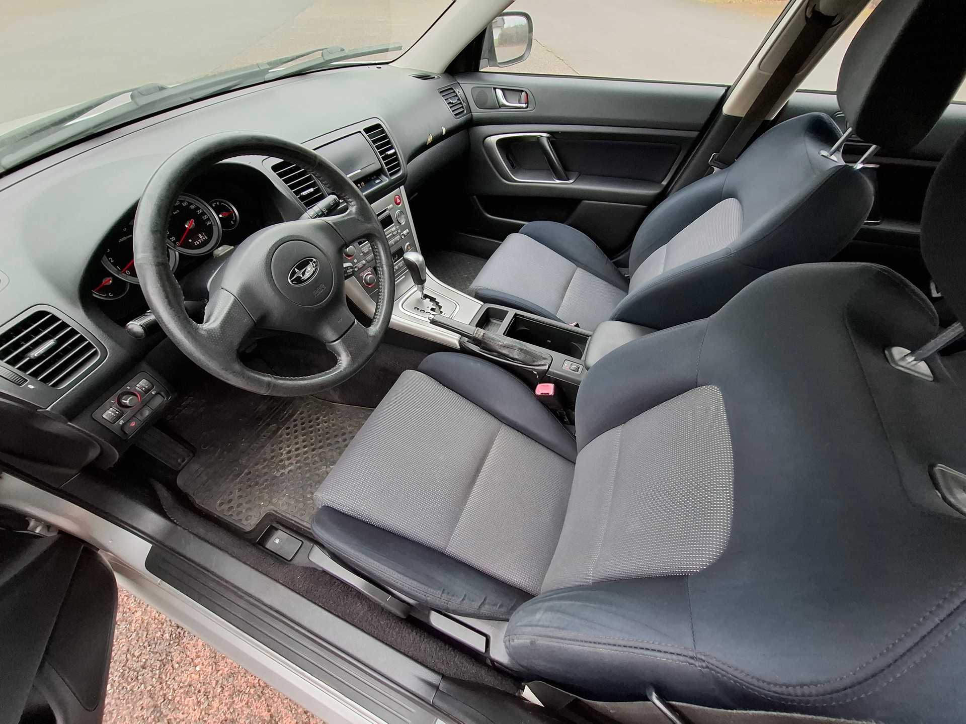 SUBARU Legacy 2.0R AWD Swiss-image-10