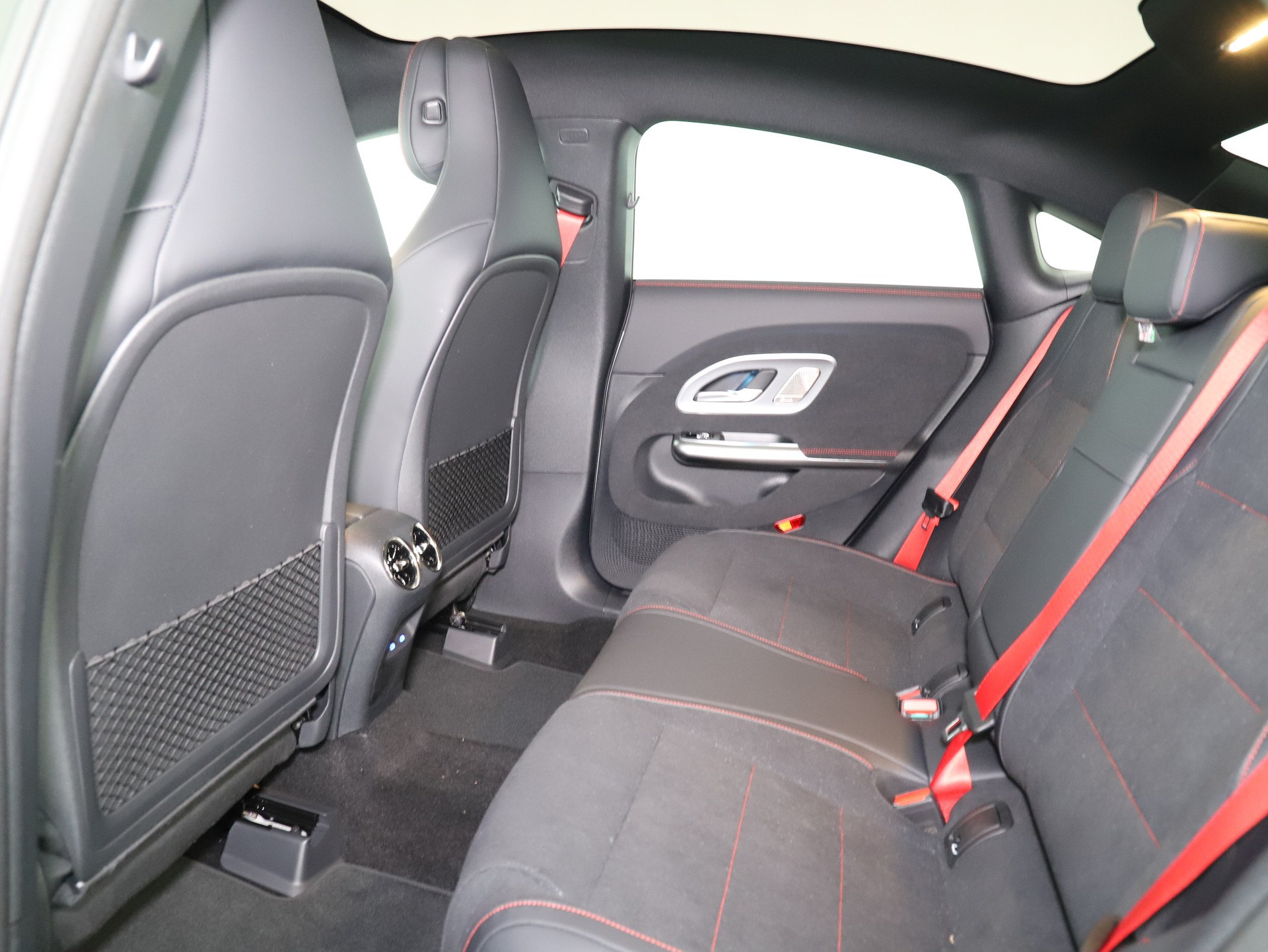 MERCEDES-BENZ CLA 200 8G-DCT 4Matic-image-10