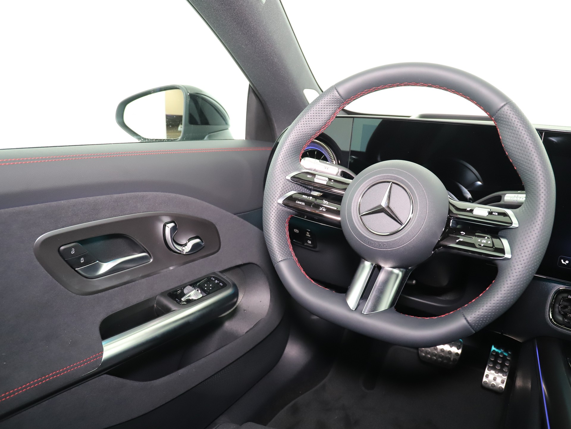 MERCEDES-BENZ CLA 200 8G-DCT 4Matic-image-14
