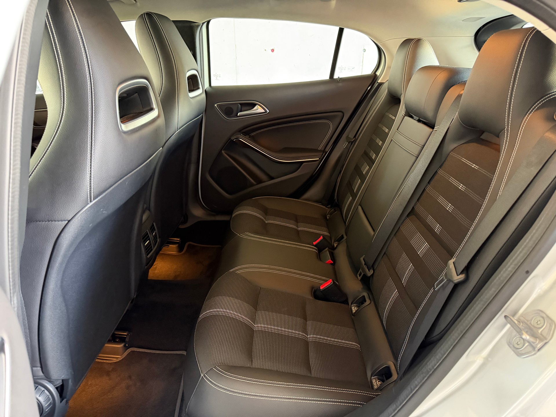 MERCEDES-BENZ GLA 180 Urban 7G-Tronic-image-16