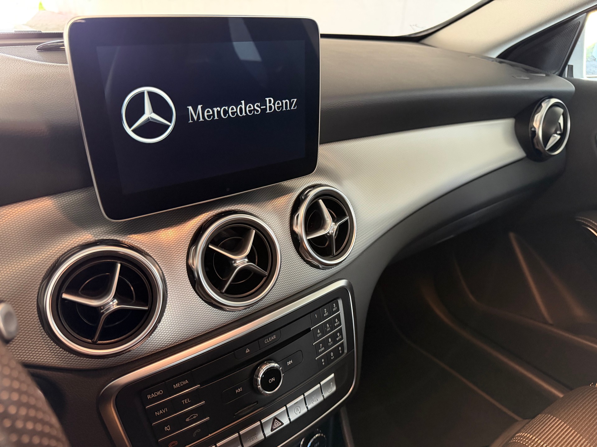 MERCEDES-BENZ GLA 180 Urban 7G-Tronic-image-17