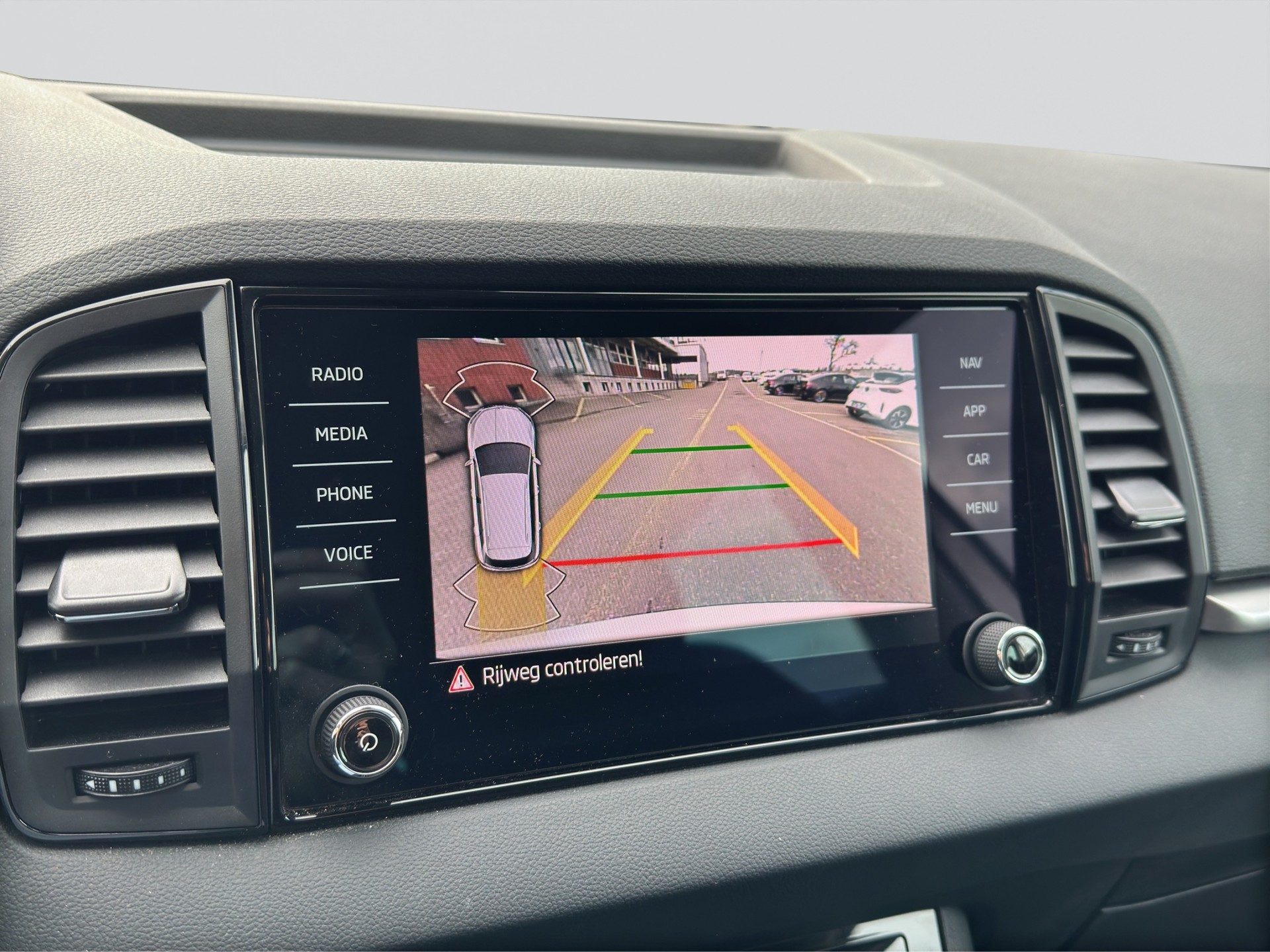 SKODA Karoq 1.5 TSI Selection DSG-image-11