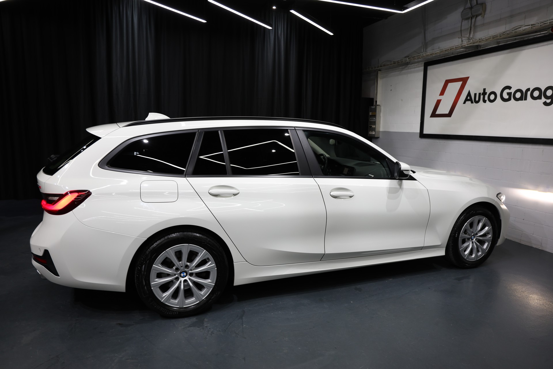 BMW 320d xDrive 48V Touring Steptronic-image-9