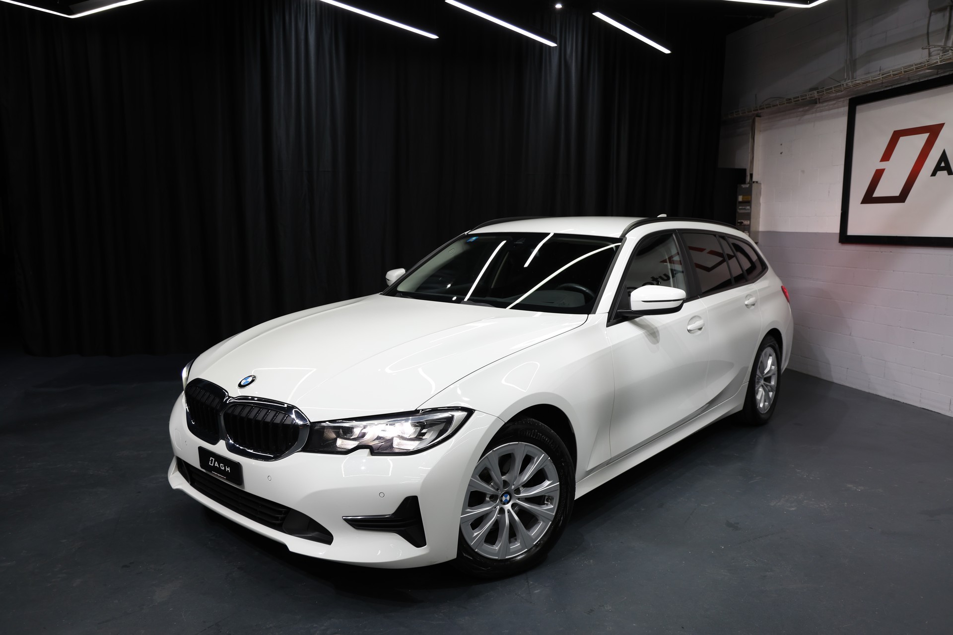 BMW 320d xDrive 48V Touring Steptronic-image-0
