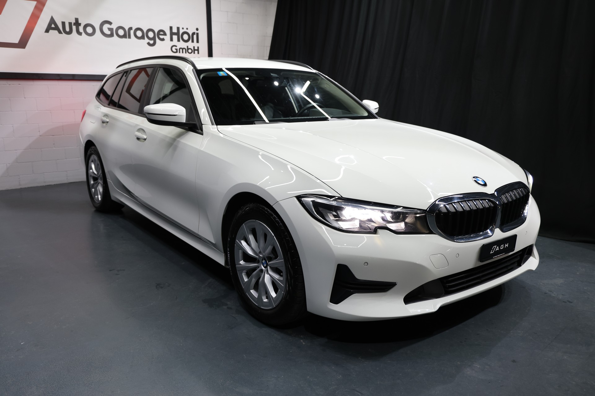 BMW 320d xDrive 48V Touring Steptronic-image-4