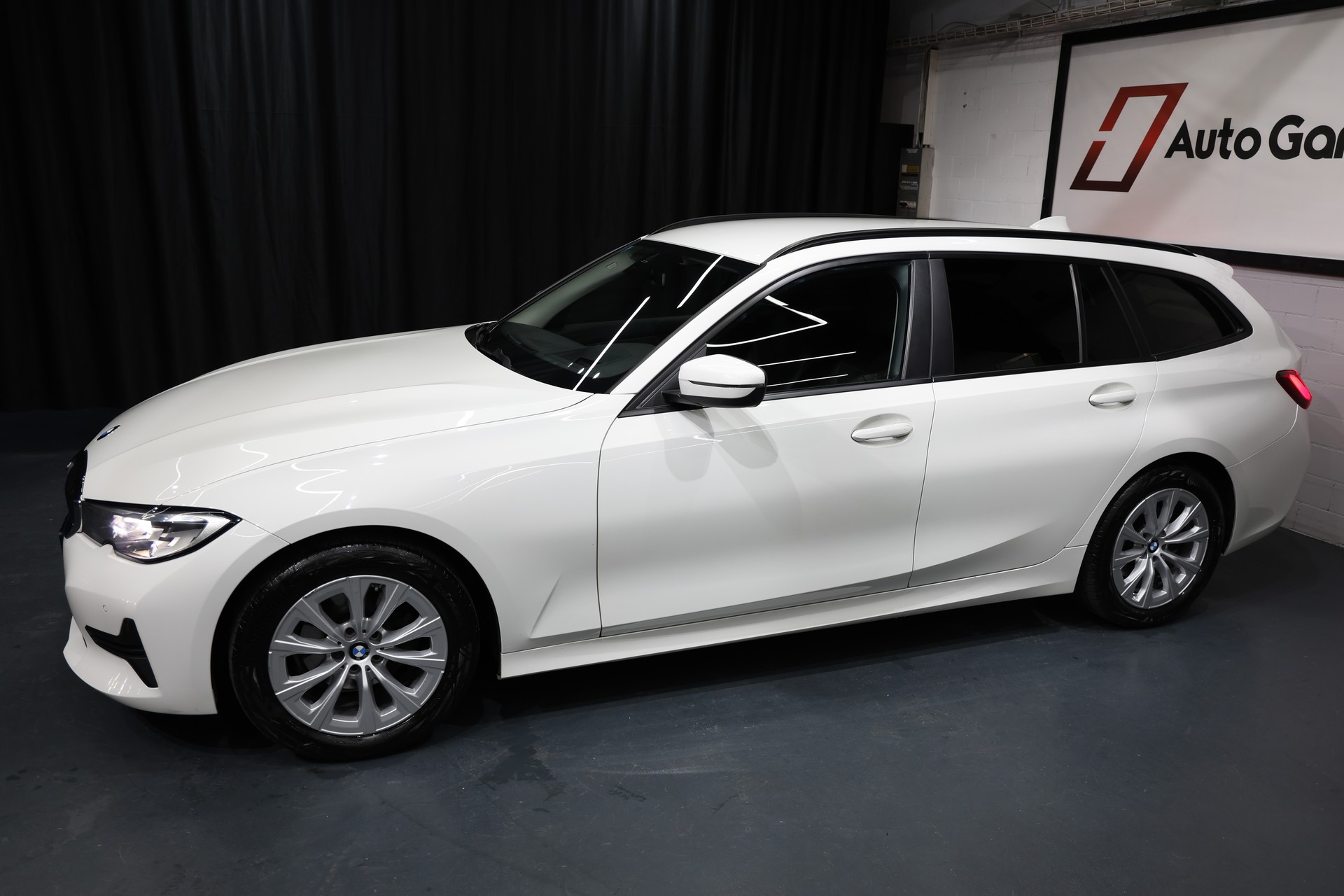 BMW 320d xDrive 48V Touring Steptronic-image-2