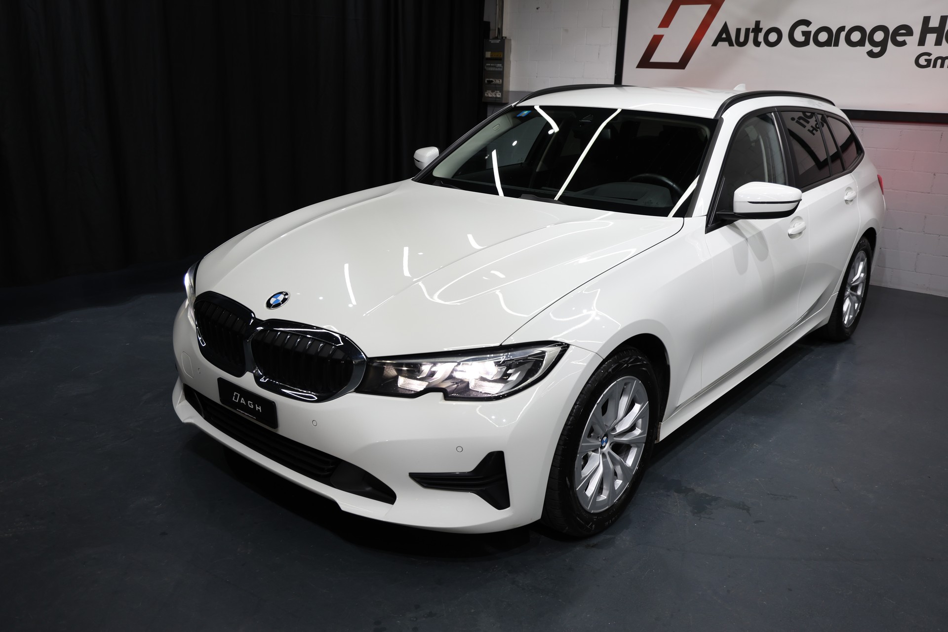 BMW 320d xDrive 48V Touring Steptronic-image-1