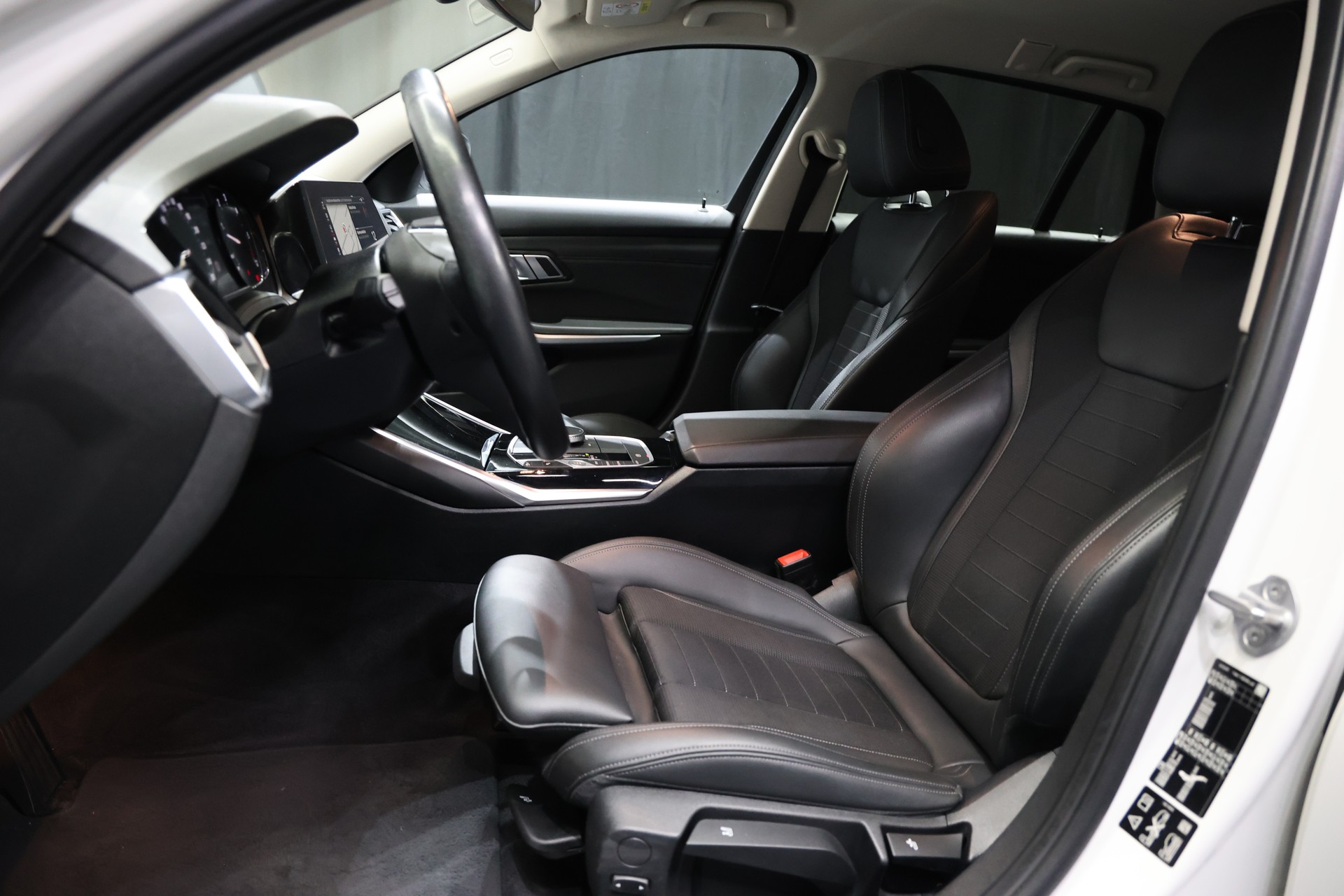 BMW 320d xDrive 48V Touring Steptronic-image-16