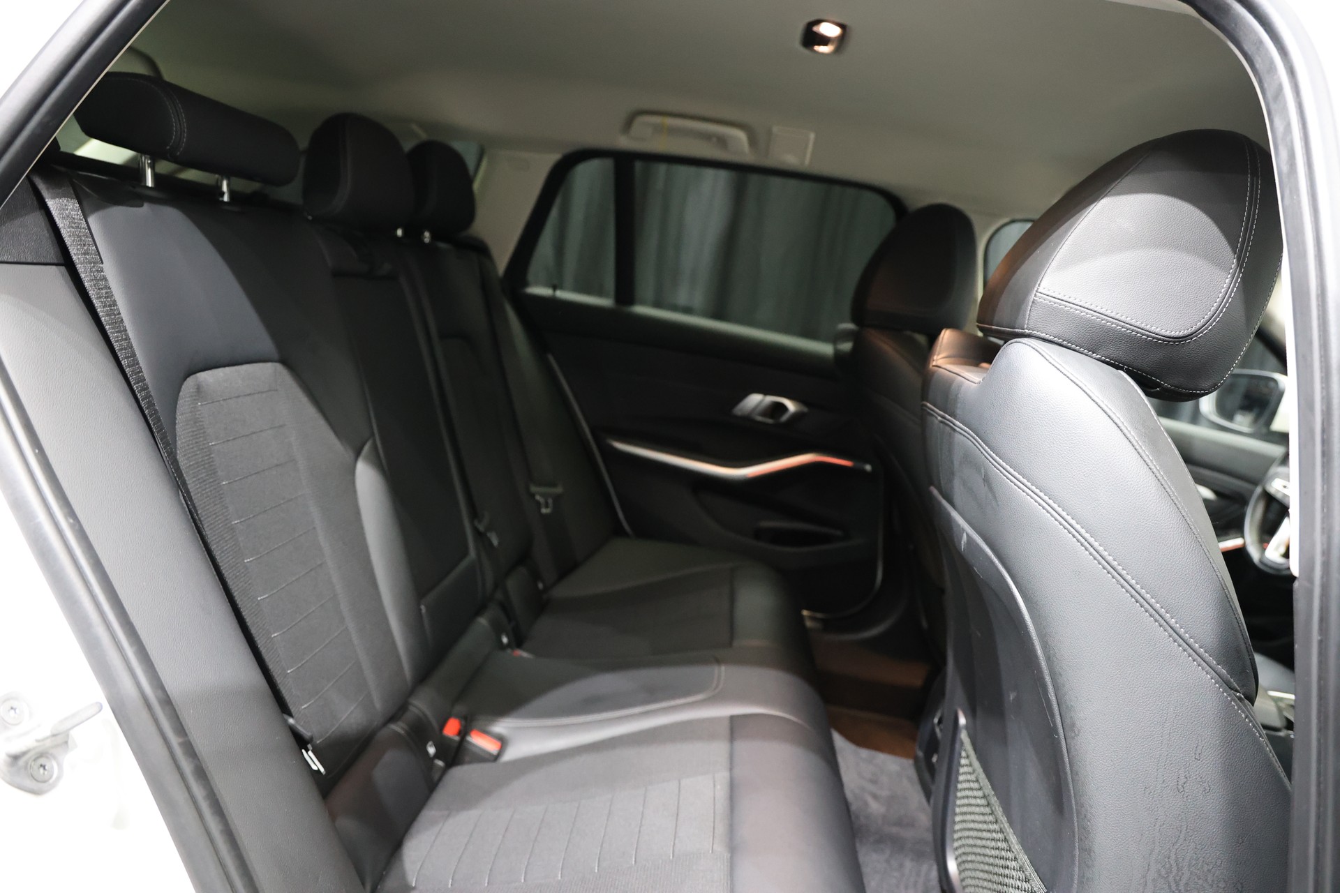 BMW 320d xDrive 48V Touring Steptronic-image-5