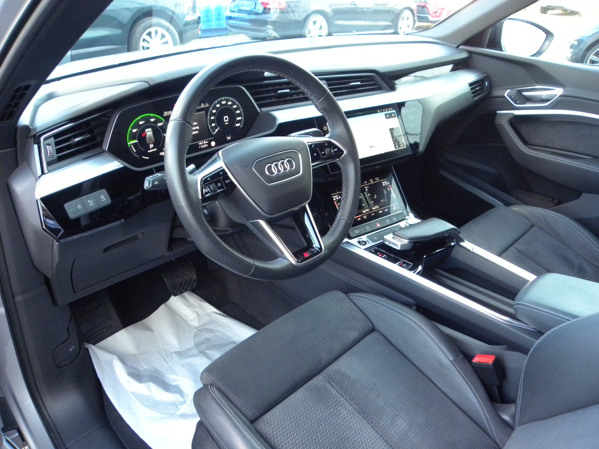 AUDI e-tron 55 Sportback S Line Black Edition quattro-image-4